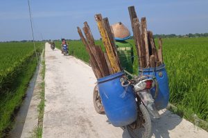 Desa Brondong Perbaiki Jalan, Warga dari Tetangga Desa Turut Rasakan Manfaat