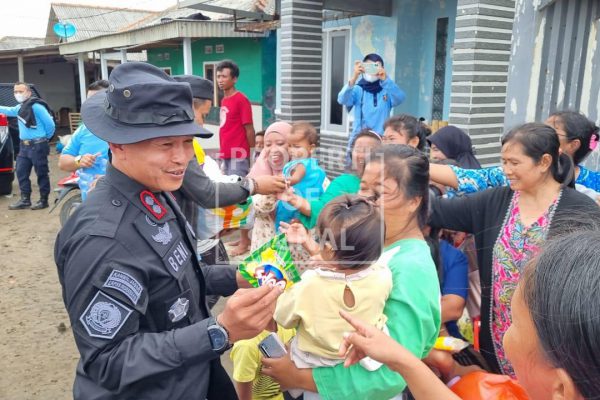 Korban Banjir Rob Eretan Bahagia Dapat Bantuan Sembako dari Lapas Indramayu