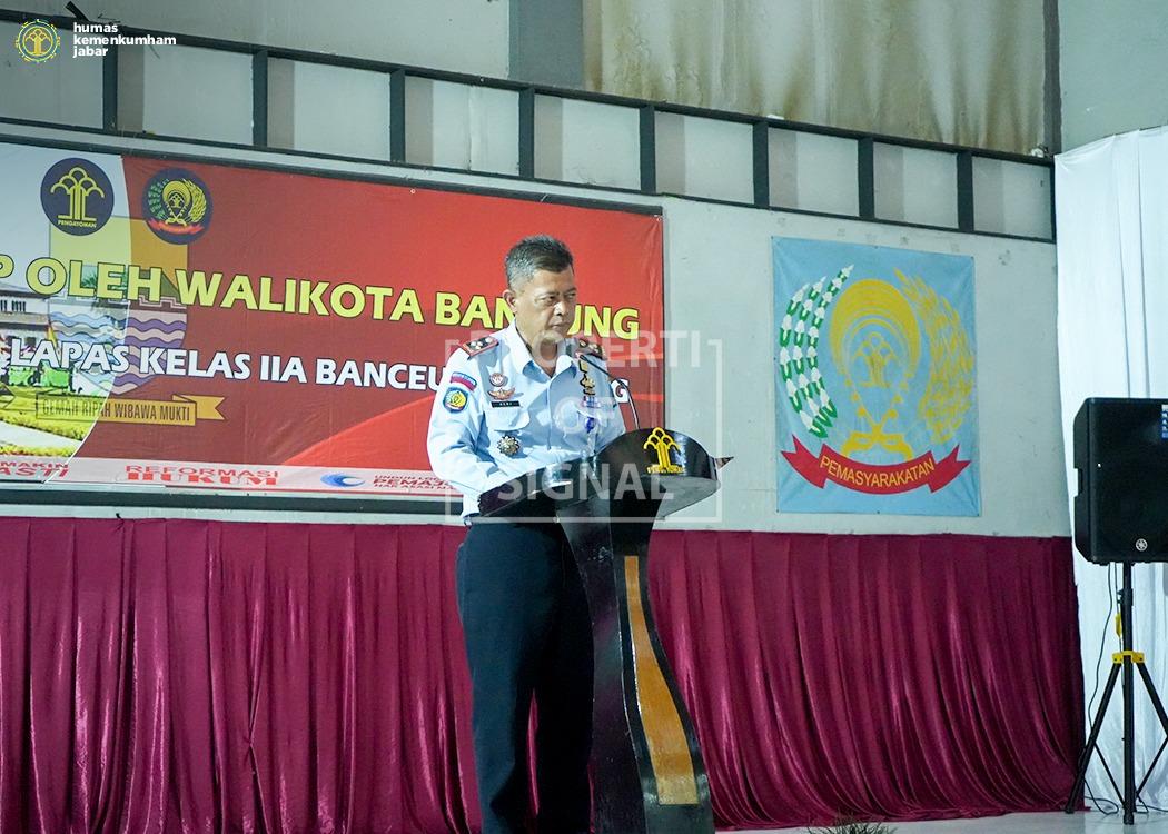 Kakanwil Kemenkumham Jabar Bersama Walikota Bandung Bagikan e-KTP di Lapas Banceuy