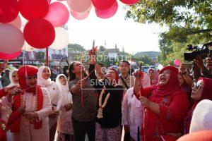 Meriah, IWAPI Indramayu Gelar Fashion Show Batik Gebyar Merah Putih