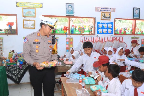 Gelar Makan Siang Bergizi, Polres Indramayu Dukung Program Pemerintah Pusat.