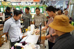 TPID Kabupaten Indramayu Sidak Pasar Jelang Natal dan Tahun Baru, Ditemukan Puluhan Barang Kedaluwarsa