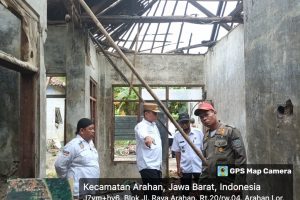 Peduli Terhadap Masyarakat, Bupati Nina Agustina Serahkan Bantuan untuk Korban Kebakaran di Kecamatan Arahan