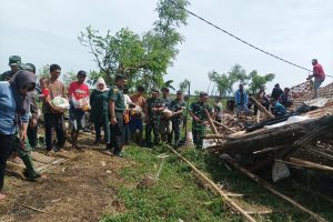 Tinjau Langsung Lokasi Korban Dampak Angin Puting Beliung. Dandim 0616/Indramayu Sampaikan Pesan Ini